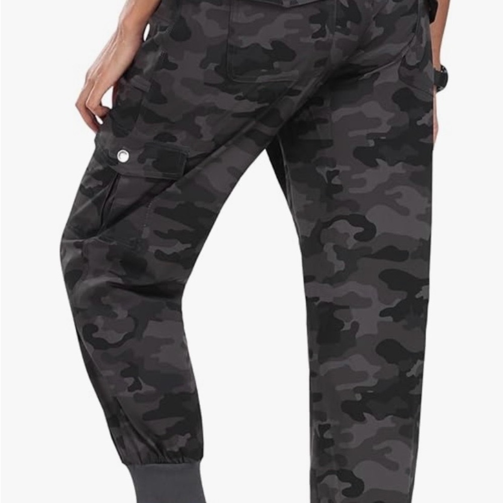 Women's MoFiz Medium Black Camo Cargo Joggers - Picture 3 of 6